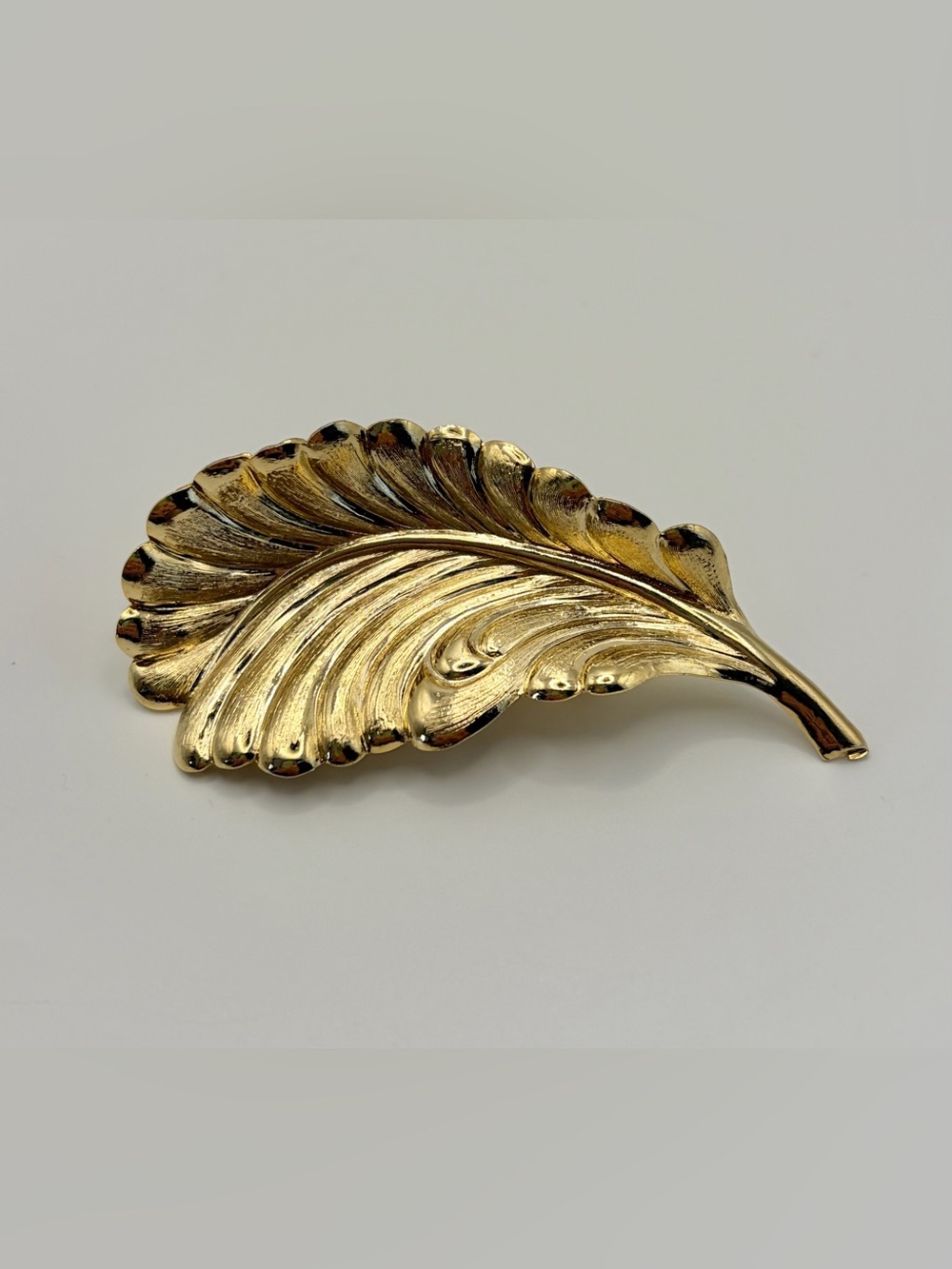 Gold Tone Lettuce Leaf Brooch - Picture 1 of 2